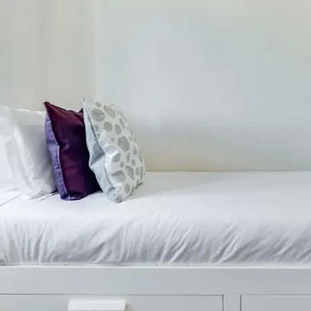 Charming 3 Bedroom In Campolide Apartament
