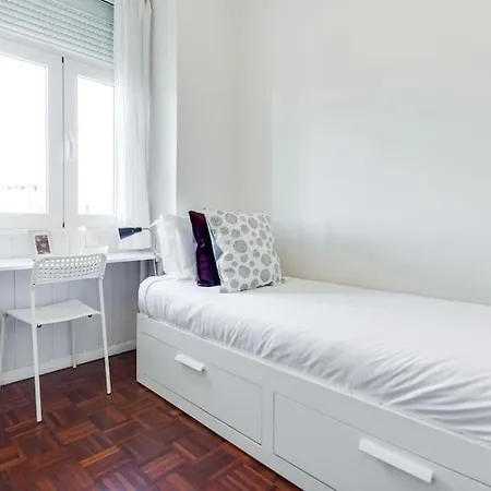 Charming 3 Bedroom In Campolide Apartament