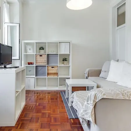 Charming 3 Bedroom In Campolide *