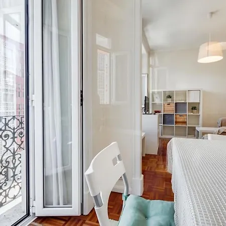 Charming 3 Bedroom In Campolide *