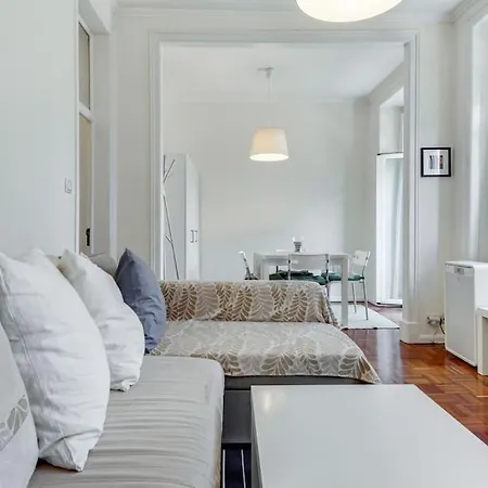 Charming 3 Bedroom In Campolide Apartamento *